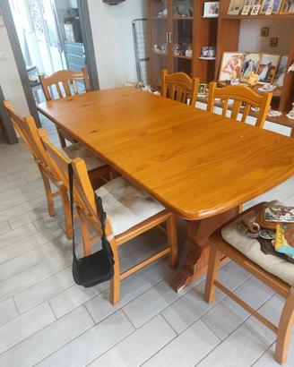 Tavolo soggiorno un legno con sedie 
