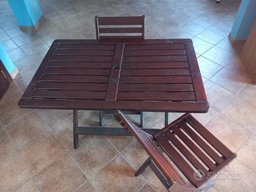 Tavolo in legno con sedie 