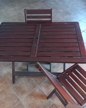 Tavolo in legno con sedie 