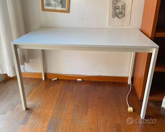 Tavolo con struttura robusta e piano in legno
