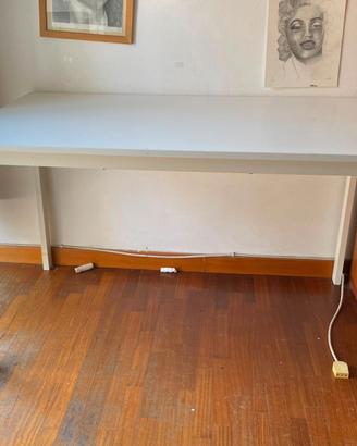 Tavolo con struttura robusta e piano in legno