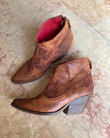 Stivali western in pelle con interno rosso