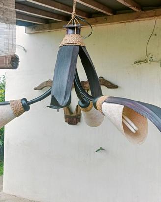 Lampadario in foglie di banano