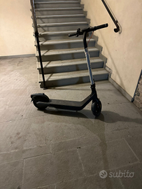 Monopattino elettrico. ninebot e2 pro