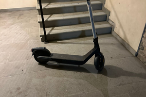 Monopattino elettrico. ninebot e2 pro