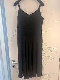 Abito nero elegante con spalline