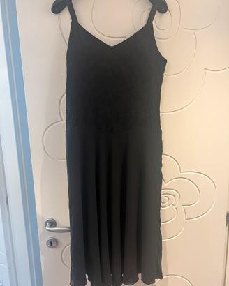 Abito nero elegante con spalline