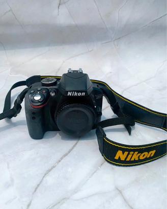Nikon D3330 BODY Nero + Nikkor DX 35mm F/1.8