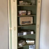 Angoliera antica in legno laccato