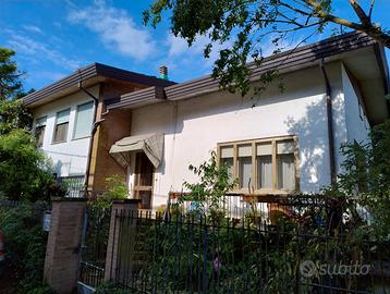 Terreno edificabile con villa da ristrutturare