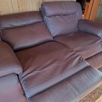 divano in pelle colore marrone