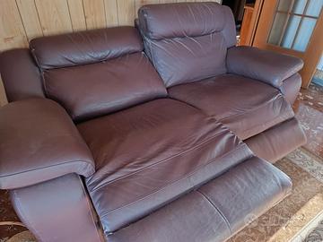 divano in pelle colore marrone