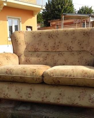 Divano 2 posti in tessuto con motivi floreali