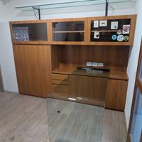 Armadiatura per cameretta con tavolo in vetro