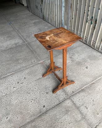 Tavolino antico decorato intagliato altezza 80 cen