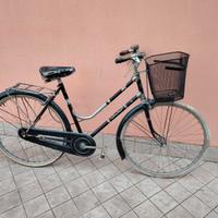 Bicicletta da 26 nera vintage con cesto