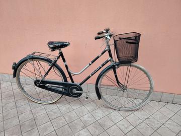Bicicletta da 26 nera vintage con cesto
