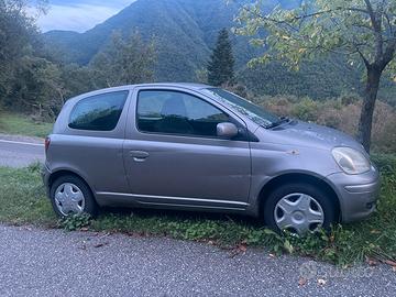 🚗  Toyota Yaris 2005 benzina