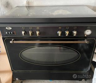 forno spaziossisimo con incorporati 5 fuochi 