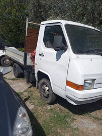 Autocarro Nissan Trade 1990 con gru