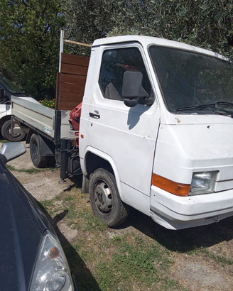 Autocarro Nissan Trade 1990 con gru
