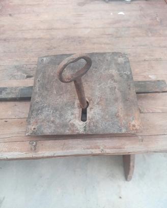 serratura antica con una chiave 