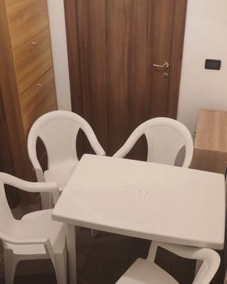 Tavolo e sedie da esterno