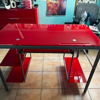 scrivania in vetro rossa