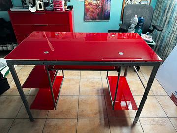 scrivania in vetro rossa
