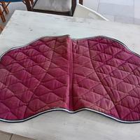 Coprisella e casco da equitazione 