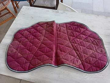 Coprisella e casco da equitazione 