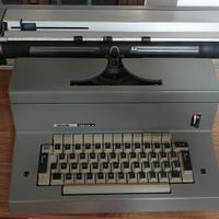 Macchina da scrivere vintage con scrivania