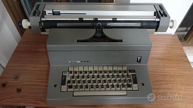 Macchina da scrivere vintage con scrivania