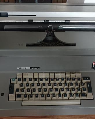 Macchina da scrivere vintage con scrivania