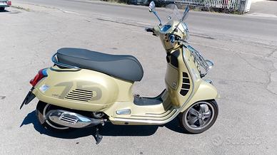 Piaggio Vespa 300 GTS hpe super tech