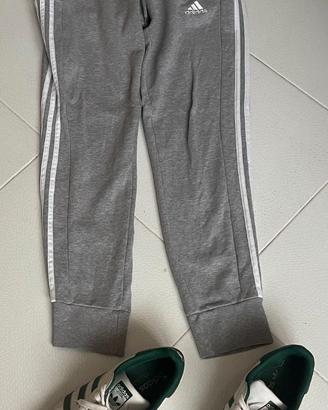 Adidas, tuta e scarpe Superstar