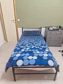 Coppia di letti singoli in metallo