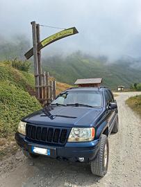 Jeep Grand Cherokee 4.0 L6 benzina anno 2000.