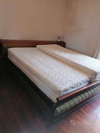 Camera con letto matrimoniale completo di mobilio