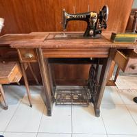 Macchina da cucire vintage Necchi