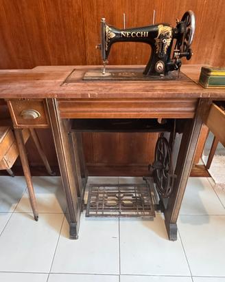 Macchina da cucire vintage Necchi
