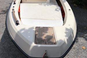 Barca con motore e carrello