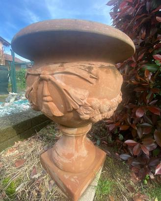 Vaso in terracotta con piedistallo