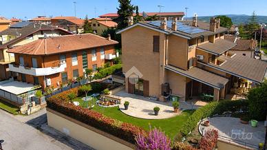 CASA SEMINDIPENDENTE A MOSCIANO SANT'ANGELO