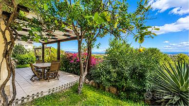 Villa panoramica immersa nel verde