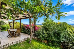 Villa panoramica immersa nel verde