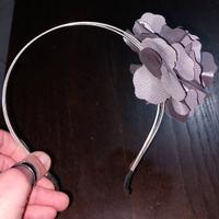 Cerchietto con applicazione floreale color grigio