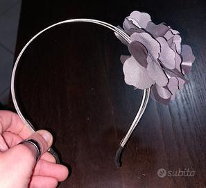 Cerchietto con applicazione floreale color grigio