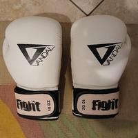 paratibia senza piede e guantoni kick boxing.