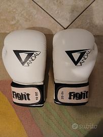 paratibia senza piede e guantoni kick boxing.